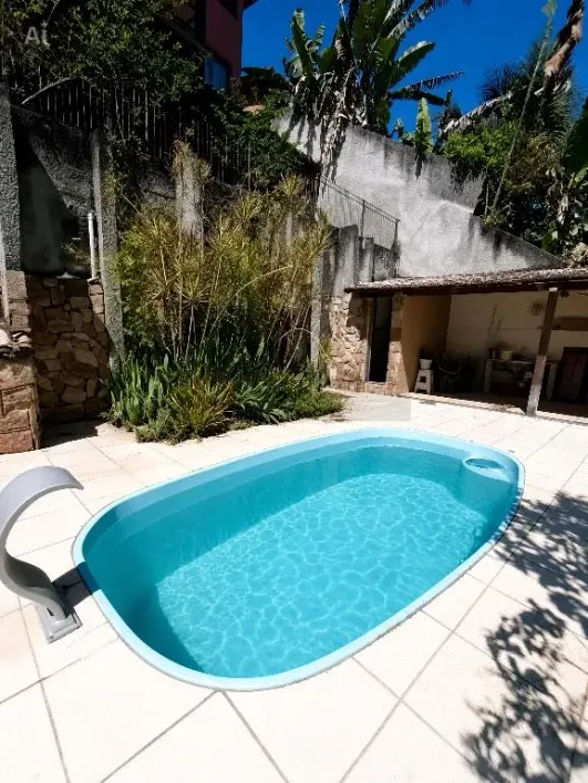 Foto do imóvel - Casa à venda com 3 quartos, 1 suíte, 2 banheiros, 4 vagas na garagem e piscina no condomínio em