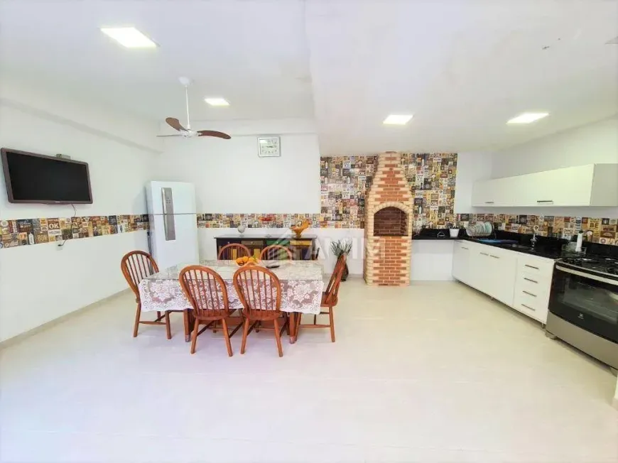 Foto do imóvel - Casa à venda com 3 quartos, 3 suítes, 170 m², 3 banheiros, 1 vaga e churrasqueira no condomínio.