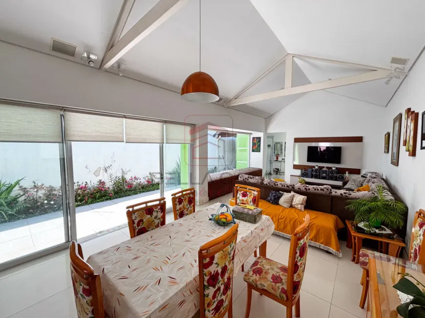 Foto do imóvel - Casa à venda com 2 quartos, 1 suíte, 3 banheiros e 3 vagas na garagem em