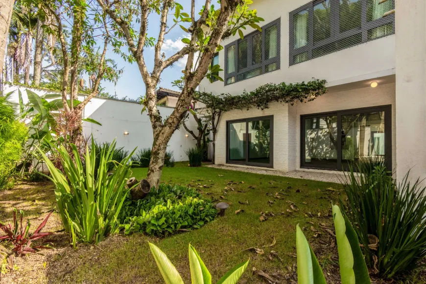 Foto do imóvel - Casa para alugar com 3 quartos, 3 suítes, 2 vagas na garagem e 286 m² em