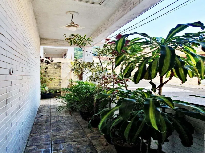 Foto do imóvel - Casa à venda com 2 quartos, 2 banheiros, 1 vaga na garagem e quintal aceitando animais em