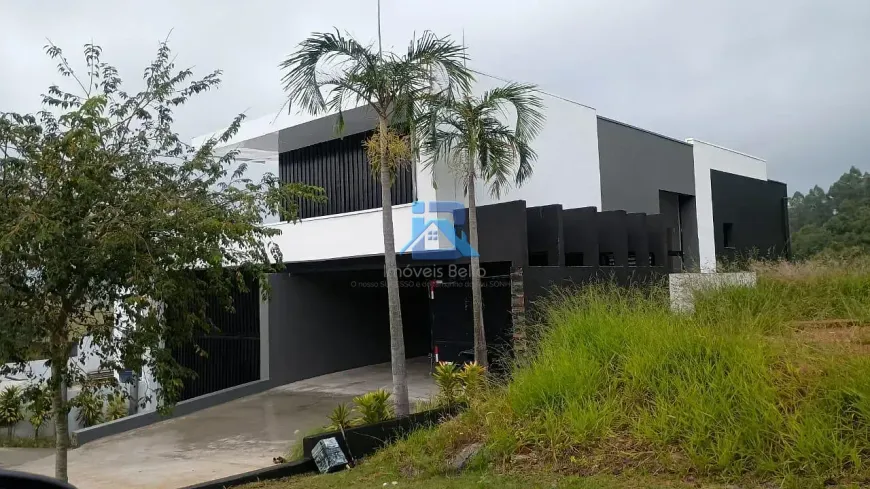 Foto do imóvel - Casa de condomínio à venda com 2 quartos, 2 suítes, 330 m², 3 banheiros e 4 vagas na garagem em