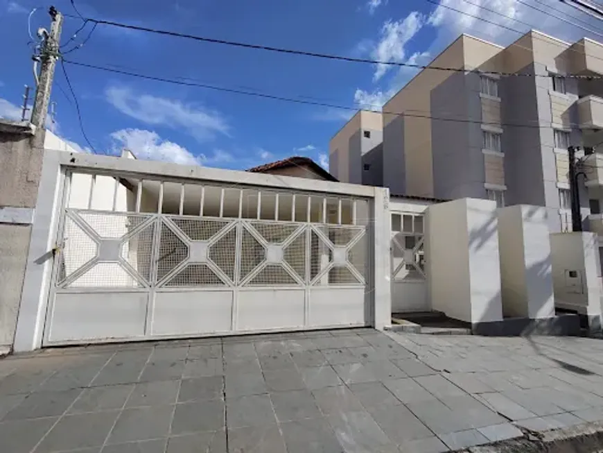 Foto do imóvel - Casa à venda com 4 quartos, 3 banheiros e 250 m² em