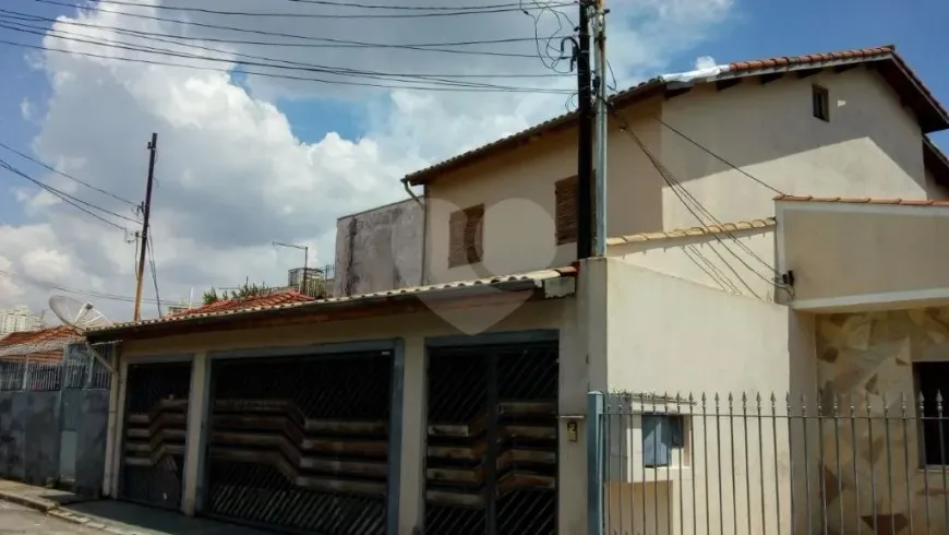 Foto do imóvel - Sobrado à venda com 5 quartos, 1 suíte, 230 m², 3 banheiros e 4 vagas, próximo à Estação Lapa.
