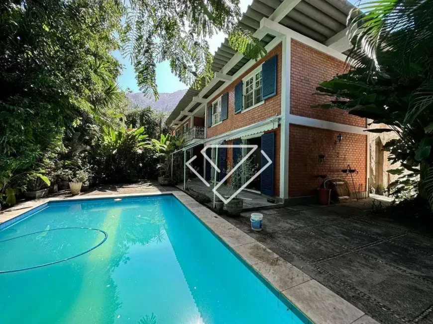 Foto do imóvel - Casa duplex espaçosa no Jardim Botânico em rua com cancela e guarita.