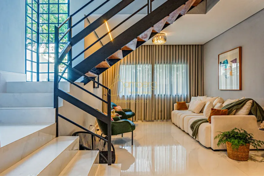 Foto do imóvel - Casa à venda com 3 quartos, 3 suítes, 303 m², 4 banheiros e 5 vagas na garagem em