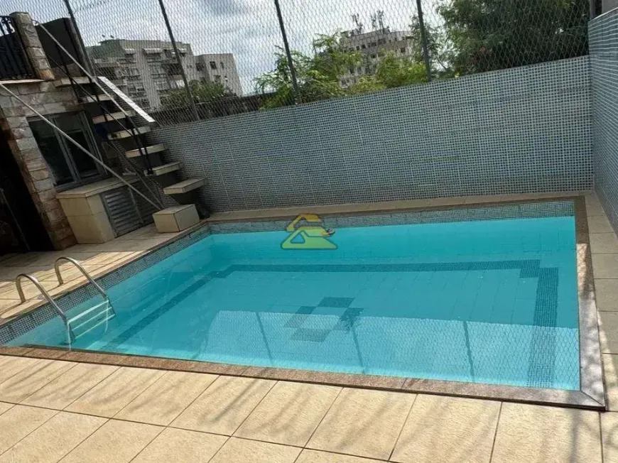 Foto do imóvel - Casa à venda com 4 quartos, 1 suíte, 131 m², 5 banheiros e 2 vagas, próxima à Estação Mangueira.