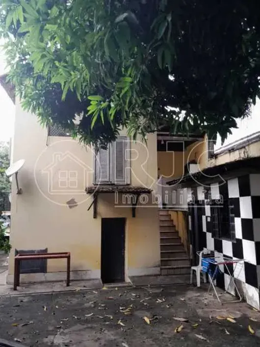 Foto do imóvel - Casa à venda com 7 quartos, 2 suítes, 250 m², 3 banheiros e 5 vagas próxima à Estação Riachuelo.