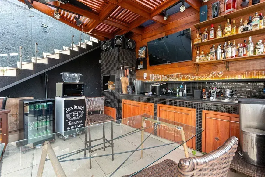 Foto do imóvel - Sobrado para alugar com 5 quartos, 3 banheiros, 2 vagas na garagem, área de 250 m² e quintal em