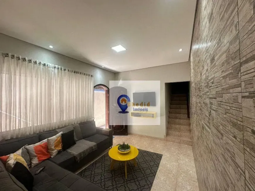 Foto do imóvel - Sobrado à venda com 3 quartos, sendo 1 suíte, 3 banheiros, 2 vagas e varanda em
