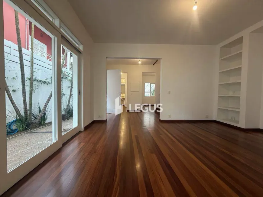 Foto do imóvel - Casa para alugar com 3 quartos, 1 suíte, 275 m², 4 banheiros e 2 vagas, próximo ao Metrô.