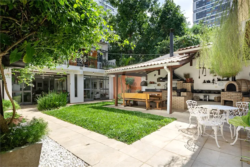 Foto do imóvel - Casa para alugar com 5 quartos, 2 suítes, 320 m², 6 banheiros e 5 vagas, próximo ao Metrô Campo.
