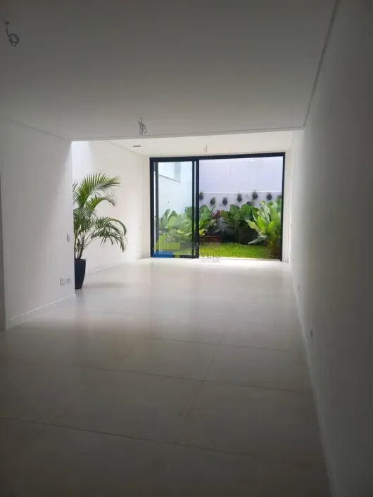 Foto do imóvel - Casa à venda com 3 quartos, 3 suítes, 240 m², 5 banheiros e 4 vagas próxima ao Metrô Ana Rosa.