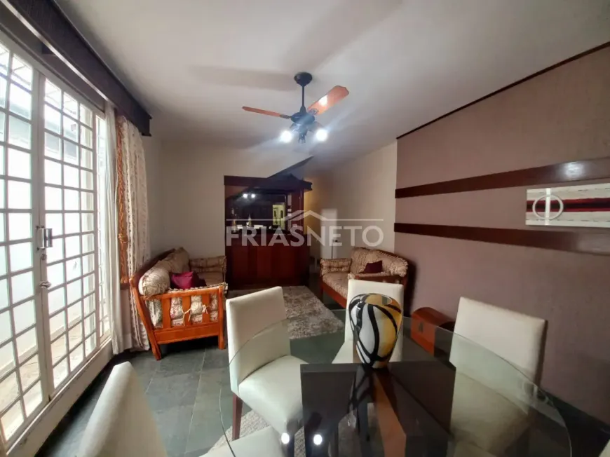 Foto do imóvel - Casa à venda com 3 quartos, 1 suíte, 225 m², 3 banheiros e 2 vagas na garagem em