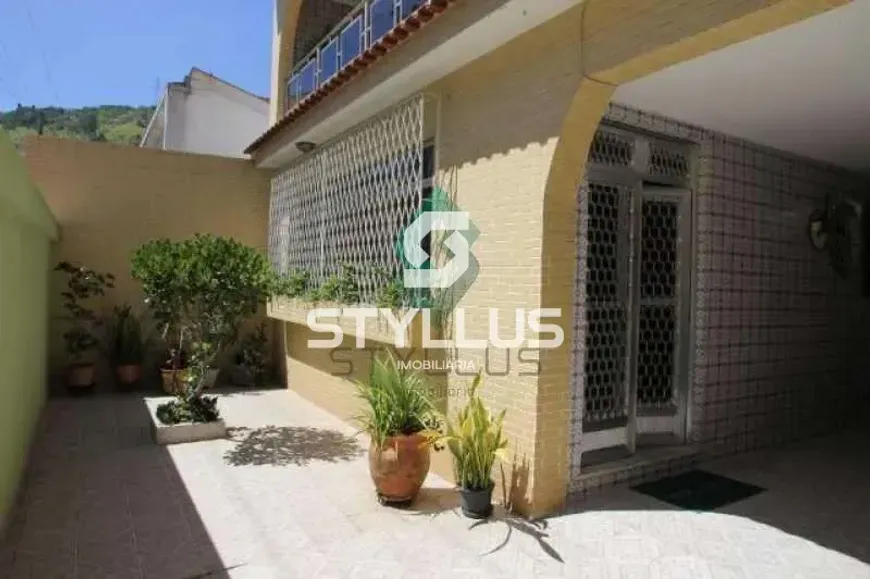 Foto do imóvel - Casa à venda com 3 quartos, 1 suíte, 298 m², 1 banheiro e 5 vagas, próxima à Estação Mercadão.