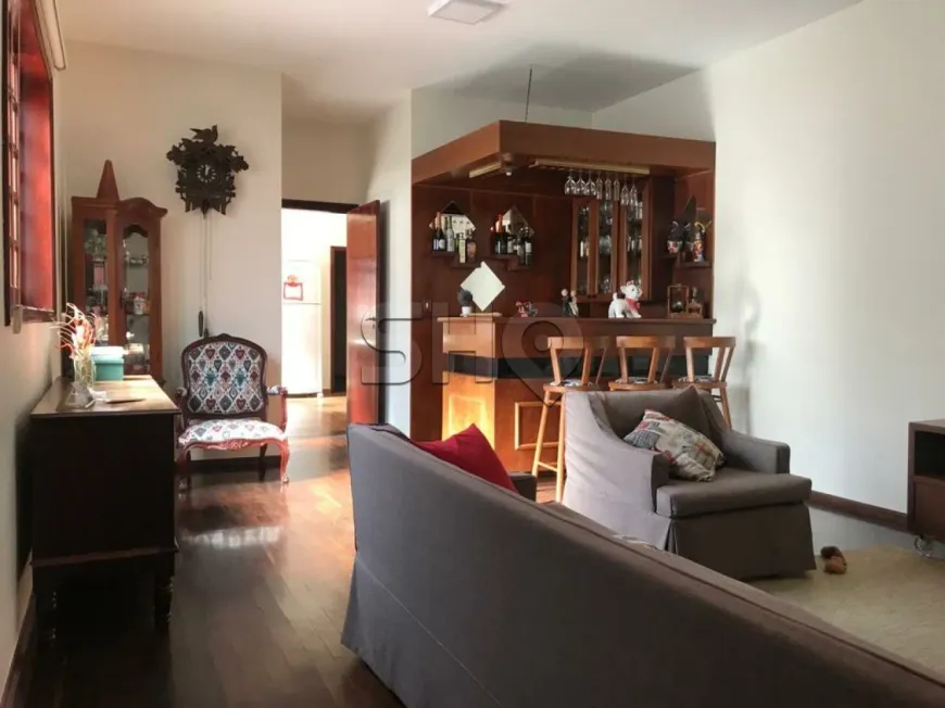 Foto do imóvel - Casa à venda com 3 quartos, 1 suíte, 179 m², 2 banheiros e 2 vagas, próximo à Estação Lapa.