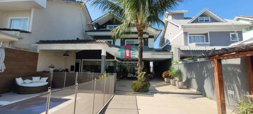Foto do imóvel - Casa de condomínio à venda com 4 suítes, 4 quartos, 7 banheiros e 2 vagas. Piscina e condomínio.