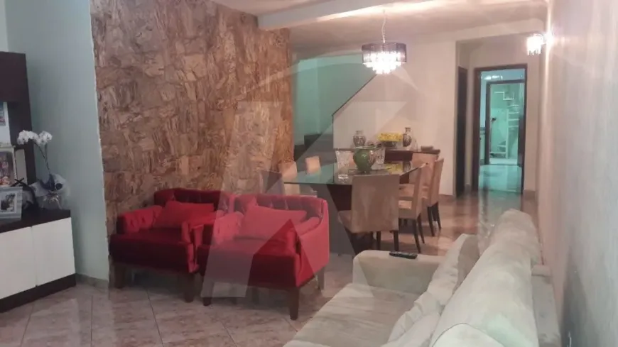 Foto do imóvel - Sobrado à venda com 3 quartos, 1 suíte, 180 m², 3 banheiros e 4 vagas na garagem em