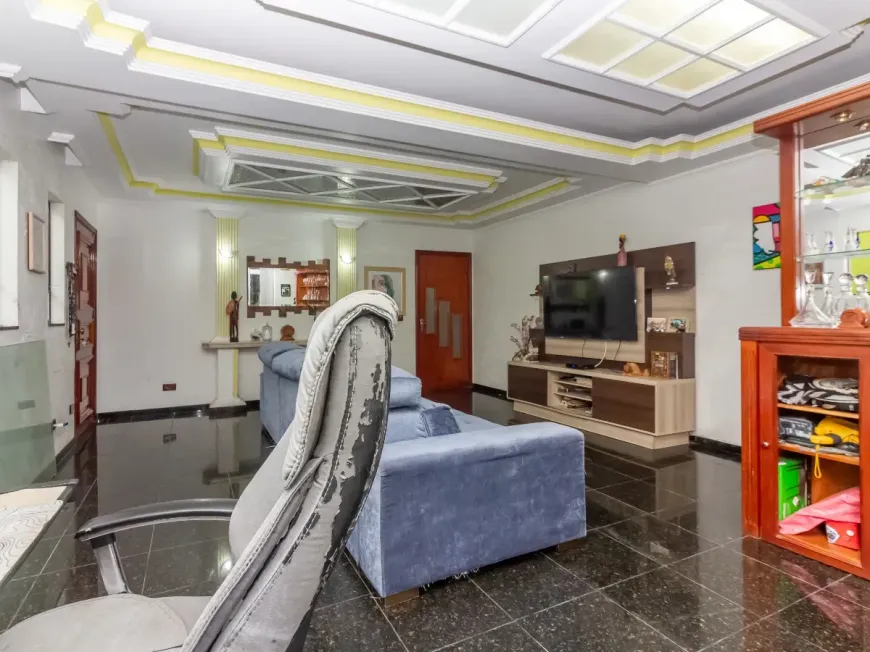 Foto do imóvel - Sobrado à venda com 3 quartos, 3 suítes, 247 m², 5 banheiros e 5 vagas na garagem em
