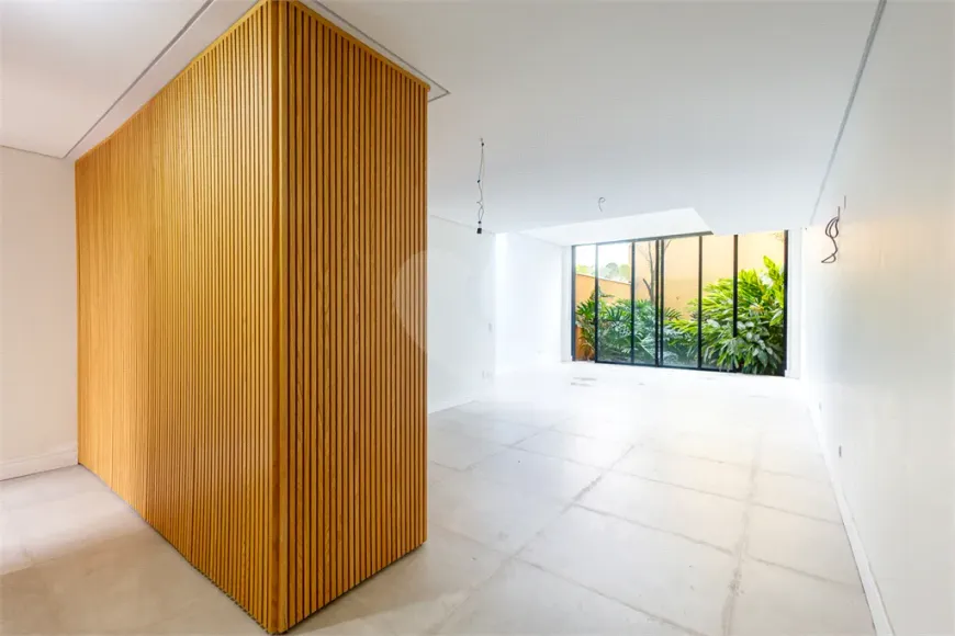 Foto do imóvel - Casa à venda com 3 quartos, 3 suítes, de 210 a 216 m², 5 banheiros e 4 vagas, próxima ao Metrô.