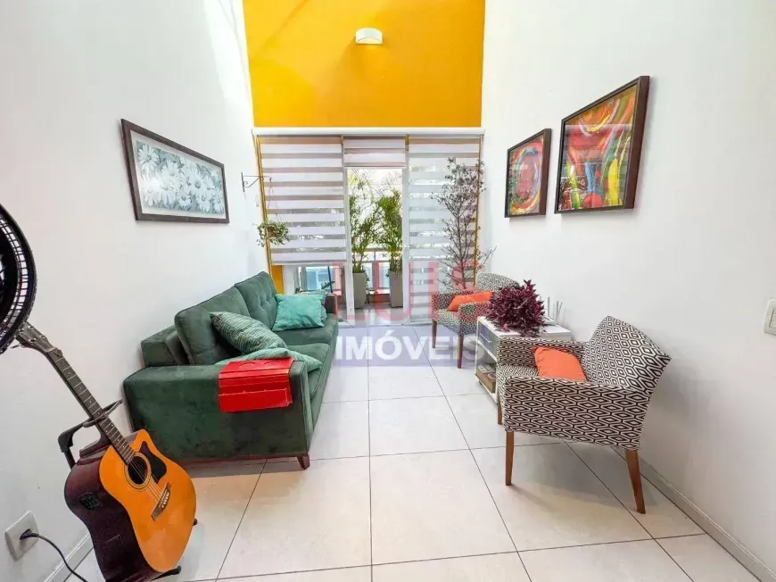 Foto do imóvel - Cobertura à venda com 4 quartos, 2 suítes, 200 m², 3 banheiros e 2 vagas na garagem em