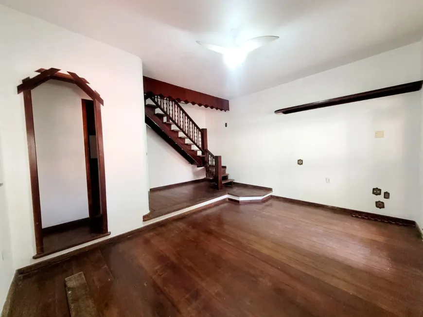 Foto do imóvel - Casa à venda com 3 quartos, 1 suíte, 220 m², 4 banheiros e piscina no condomínio em