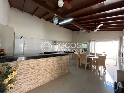 Casa com 3 Quartos à venda, 210m² no Jardim Patrícia, Uberlândia