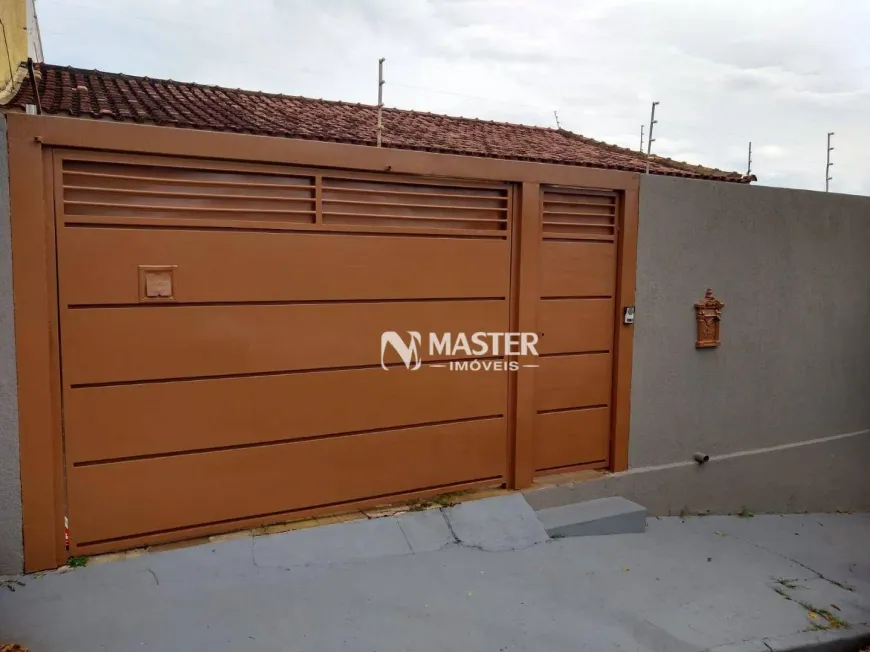 Foto do imóvel - Casa à venda com 3 quartos, 1 suíte, 150 m², 2 banheiros e 3 vagas na garagem em