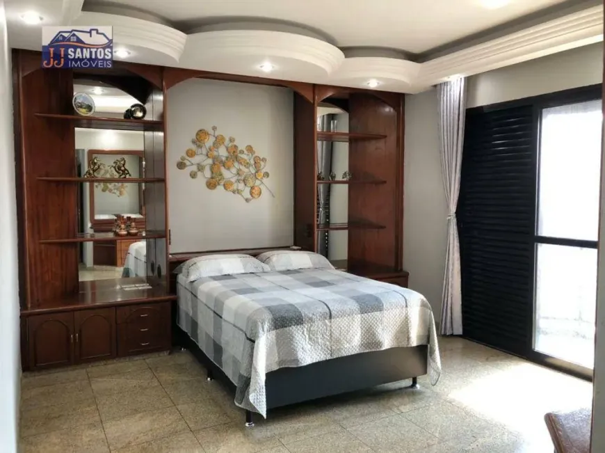 Foto do imóvel - Apartamento com 4 quartos, 2 suítes, de 228 a 242 m², 1 a 6 banheiros e 1 a 3 vagas para alugar.