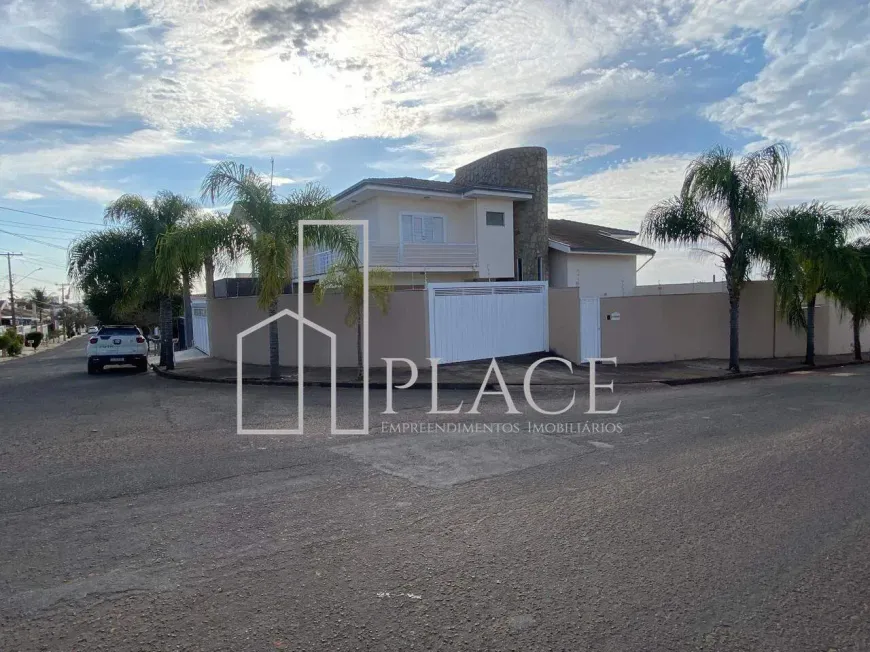 Foto do imóvel - Casa para alugar com 3 quartos, 3 suítes, 270 m², 4 banheiros e 3 vagas na garagem em