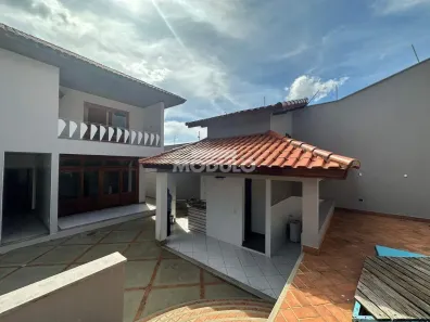 Sobrado com 4 Quartos à venda, 400m² no Tabajaras, Uberlândia