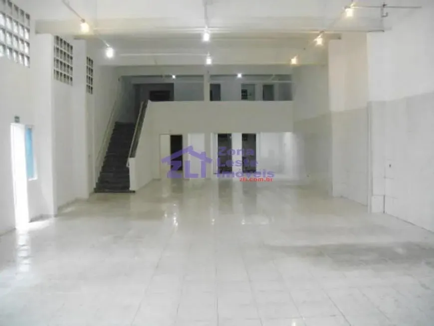 Foto do imóvel - Amplo salão com mezanino, 4 vagas e 2 banheiros. Ótima para