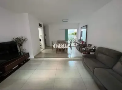 Casa com 3 Quartos à venda, 210m² no Cidade Jardim, Uberlândia