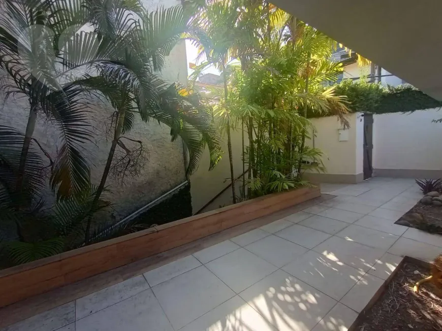 Foto do imóvel - Casa à venda com 5 quartos, 5 suítes, 492 m², 6 banheiros e 3 vagas na garagem em