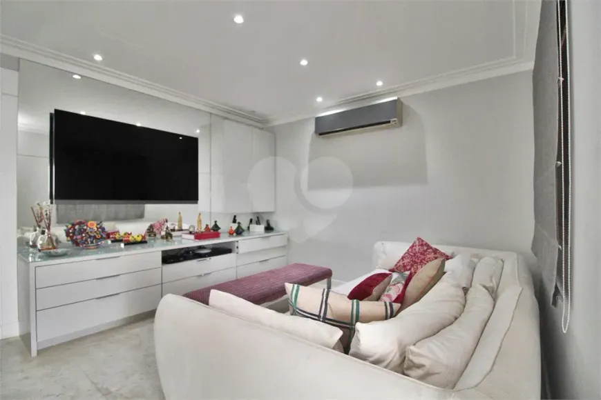 Foto do imóvel - Apartamento à venda com 3 quartos, 3 suítes, 208 m², 4 banheiros e 3 vagas, próximo ao Metrô.
