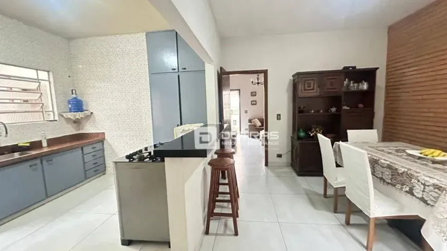 Foto do imóvel - Casa à venda com 3 quartos, 1 suíte, 150 m², 2 banheiros e 2 vagas na garagem em