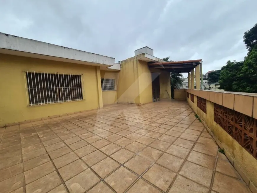 Foto do imóvel - Casa à venda com 4 quartos, 3 suítes, 244 m², 6 banheiros e 4 vagas na garagem em