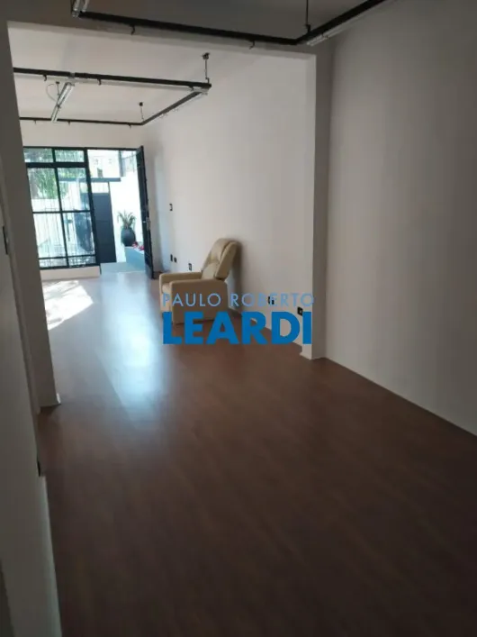 Foto do imóvel - Sobrado à venda com 2 quartos, 1 suíte, 330 m², de 1 a 3 banheiros e 2 vagas próximo ao Metrô.