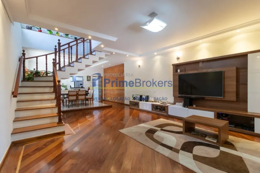 Foto do imóvel - Sobrado à venda com 3 quartos, 3 suítes, 241 m², 5 banheiros e 2 a 3 vagas na garagem próximo.
