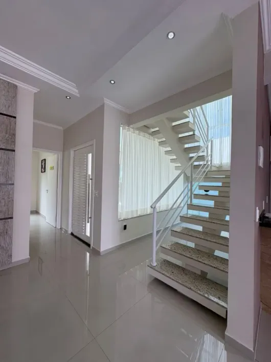 Foto do imóvel - Casa de condomínio para alugar com 3 quartos, 1 suíte, 5 banheiros, 250 m² e 4 vagas na garagem.