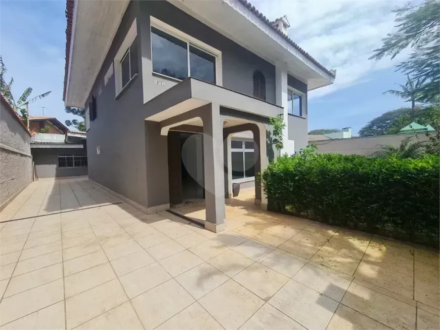 Foto do imóvel - Sobrado à venda com 4 quartos, 1 suíte, 5 banheiros, 8 vagas na garagem e condomínio com.