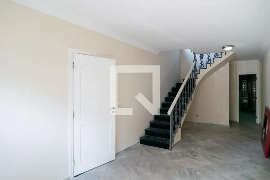 Foto do imóvel - Casa à venda com 4 quartos, 2 suítes, 200 m², 4 banheiros e 2 vagas próxima ao Metrô Campo Belo.