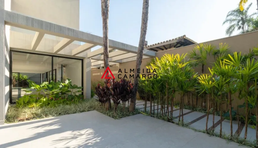 Foto do imóvel - Sobrado à venda com 4 quartos, 4 suítes, de 470 a 490 m², 5 a 7 banheiros e 4 a 5 vagas próximo.