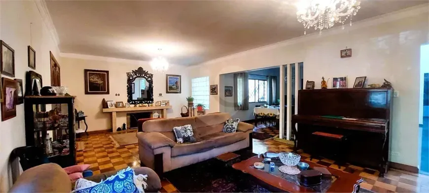 Foto do imóvel - Sobrado para alugar com 4 quartos, 2 suítes, 270 m², 4 banheiros e 9 vagas próximo ao Metrô.