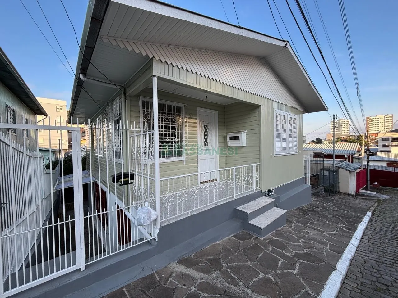 Casa para alugar com 3 quartos, 1 banheiro, 92 m² e área de serviço em
