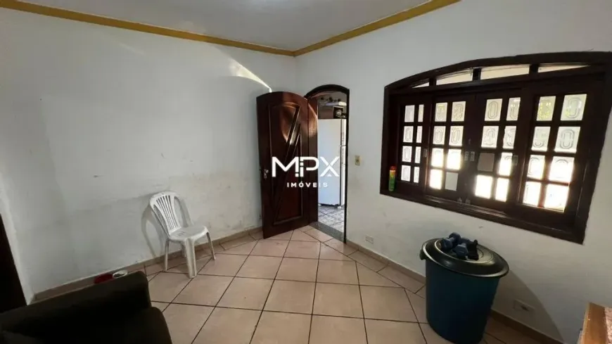 Foto do imóvel - Casa à venda com 3 quartos, 1 banheiro, 2 vagas na garagem e aceita animais em
