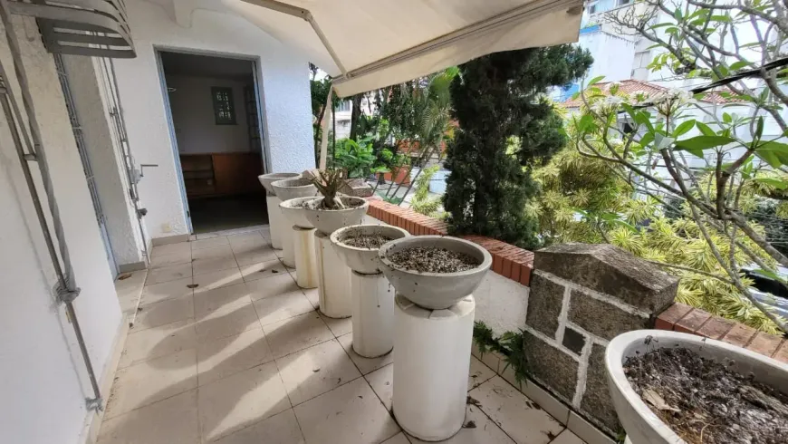 Foto do imóvel - Casa à venda com 8 quartos, 6 banheiros e 2 vagas na garagem em