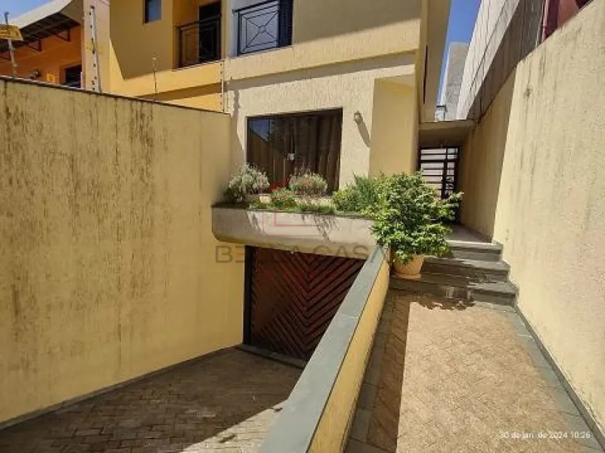 Foto do imóvel - Sobrado à venda com 3 quartos, 1 suíte, de 3 a 5 banheiros, 5 vagas na garagem e aceita animais.
