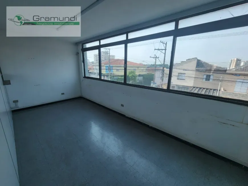 Foto do imóvel - Sala indiviual, entrada social por escadas e divisão hall interno, com banheiro