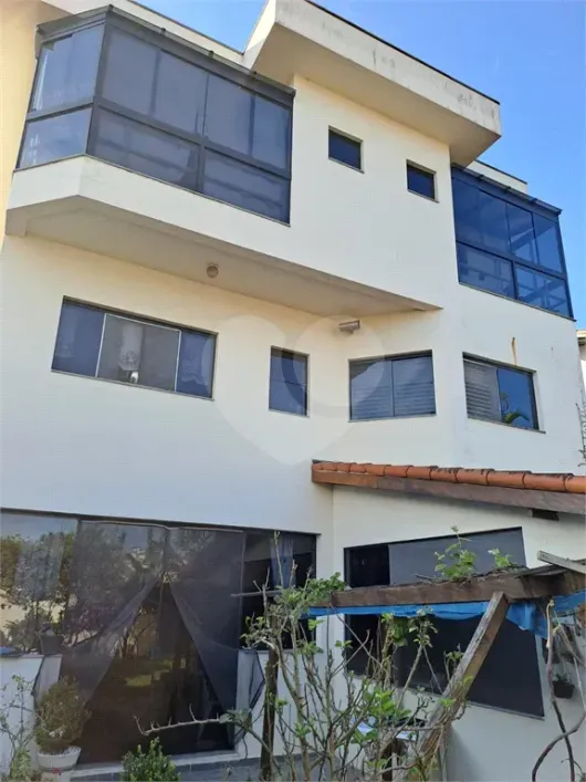 Foto do imóvel - Sobrado à venda com 3 quartos, 1 suíte, 300 m², 3 banheiros e 3 vagas na garagem em